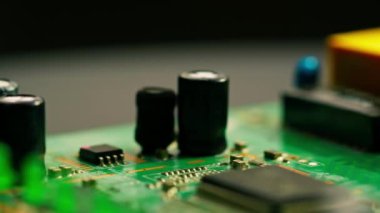 Yeşil baskılı devre ana kart bileşenleri mikroçipler işlemci transistörleri yarı iletkenler kapalı