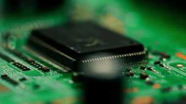 Yeşil baskılı devre ana kart bileşenleri mikroçipler işlemci transistörleri yarı iletkenler kapalı