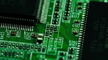 Yeşil baskılı devre ana kart bileşenleri mikroçipler işlemci transistörleri yarı iletkenler kapalı