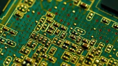 Yeşil baskılı devre ana kart bileşenleri mikroçipler işlemci transistörleri yarı iletkenler kapalı