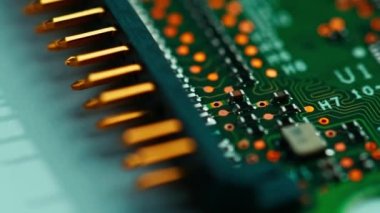 Yeşil baskılı devre ana kart bileşenleri mikroçipler işlemci transistörleri yarı iletkenler kapalı