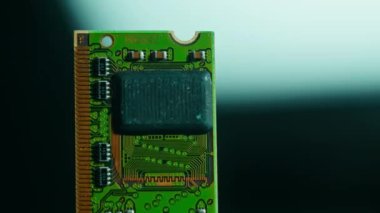 Yeşil baskılı devre ana kart bileşenleri mikroçipler işlemci transistörleri yarı iletkenler kapalı