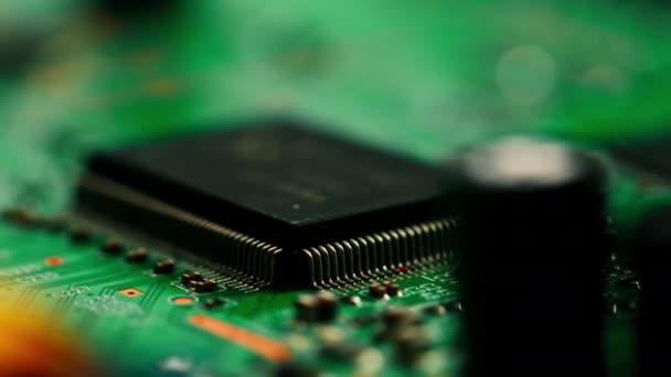 Grönt Kretskort Komponenter Mikrochips Cpu Processor Transistorer Halvledare Närbild — Stockvideo