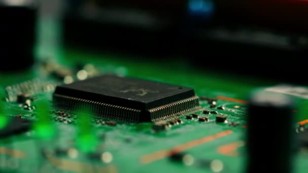 グリーンプリント回路マザーボードコンポーネントマイクロチップCpuプロセッサトランジスタ半導体クローズアップ — ストック動画