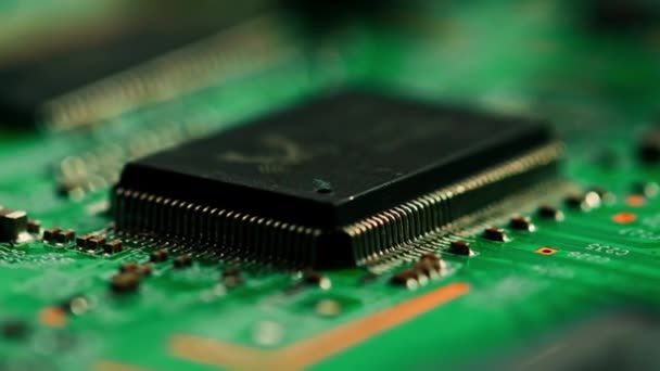 Zelené Komponenty Tištěného Obvodu Mikročipy Procesorové Tranzistory Polovodiče Procesoru Detailní — Stock video