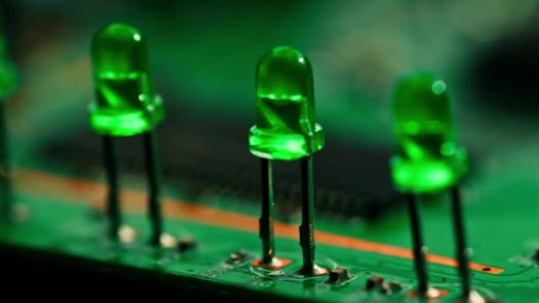 グリーンプリント回路マザーボードコンポーネントマイクロチップCpuプロセッサトランジスタ半導体クローズアップ — ストック動画