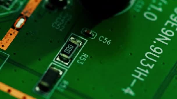 Zöld Nyomtatott Áramköri Alaplap Alkatrészek Mikrochipek Cpu Processzor Tranzisztorok Félvezetők — Stock videók