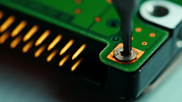 Tukang Reparasi Mengencangkan Sekrup Hard Disk Dengan Obeng Tukang Reparasi — Stok Video