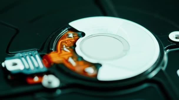 コンピュータの修復の概念アップラップトップのマザーボードのメンテナンスディスクドライブ — ストック動画