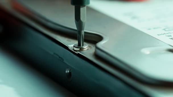 Reparador Aperta Parafuso Disco Rígido Com Uma Chave Fenda Reparador — Vídeo de Stock