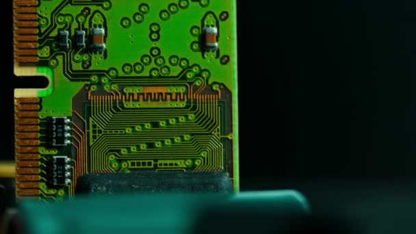 Grönt Kretskort Komponenter Mikrochips Cpu Processor Transistorer Halvledare Närbild — Stockvideo