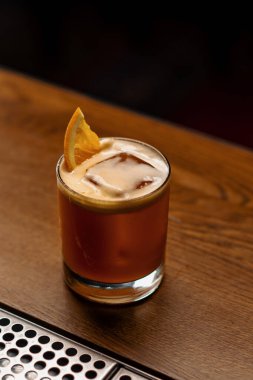 Jager Sour 'un buz küpüyle barda beklediği nefis alkollü kokteylin yakın çekimi.