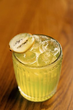 Hazır ve nefis alkollü kokteyl Apple Smash ve kivi barın üzerinde duruyor ve misafiri bekliyor.