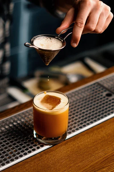 Der Barkeeper Gießt Den Fertigen Cocktail Ein Transparentes Glas Mit — Stockfoto