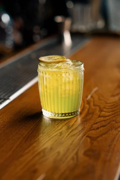 Primo Piano Deliziosi Cocktail Alcolici Pronti Apple Smash Con Kiwi — Foto Stock