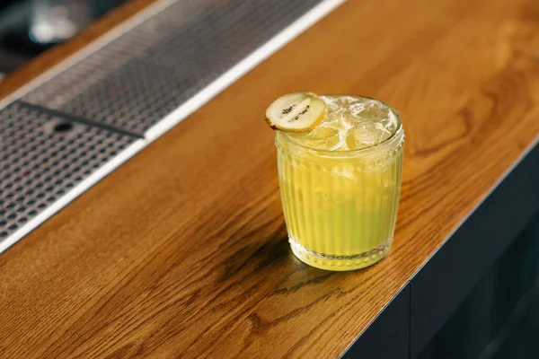 Primo Piano Deliziosi Cocktail Alcolici Pronti Apple Smash Con Kiwi — Foto Stock
