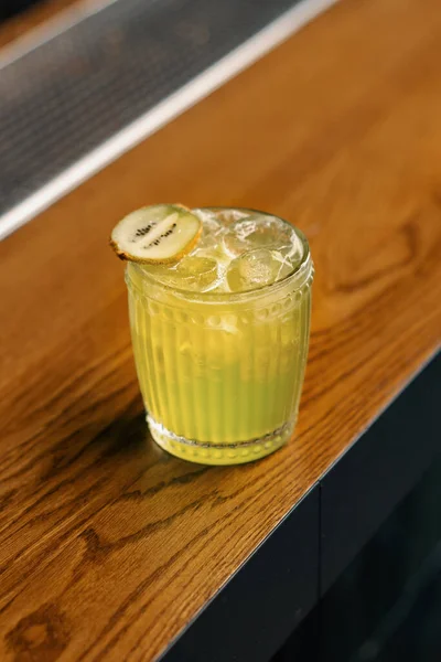 Nahaufnahme Von Vorgefertigten Köstlichen Alkoholischen Cocktails Apple Smash Mit Kiwi — Stockfoto