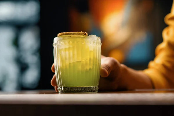 Kunde Hält Köstlichen Frisch Zubereiteten Apple Smash Cocktail Mit Kiwi — Stockfoto