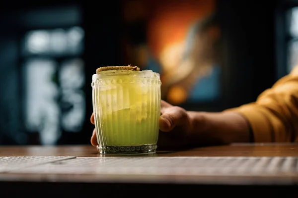 Kund Som Håller Läckra Nybakade Apple Smash Cocktail Med Kiwi — Stockfoto