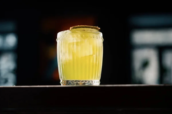 Gros Plan Délicieux Cocktail Alcoolisé Prêt Emploi Apple Smash Avec — Photo