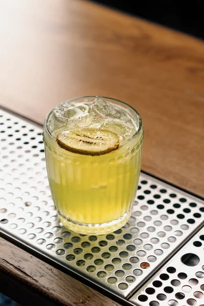 Primer Plano Del Delicioso Cóctel Alcohólico Preparado Apple Smash Con —  Fotos de Stock