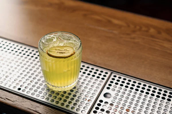 Primer Plano Del Delicioso Cóctel Alcohólico Preparado Apple Smash Con — Foto de Stock