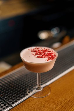 Lezzetli pembe, taze hazırlanmış yabanmersini kulübü kokteyli. Yanında ahududu büfesi barda konuğu bekliyor.