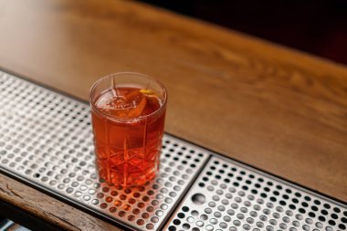 Hazır ve nefis alkollü kokteylin yakın çekimi Negroni barda duruyor ve misafirini bekliyor.