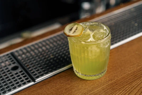 Närbild Färdiga Läckra Alkoholhaltiga Cocktail Apple Smash Med Kiwi Står — Stockfoto