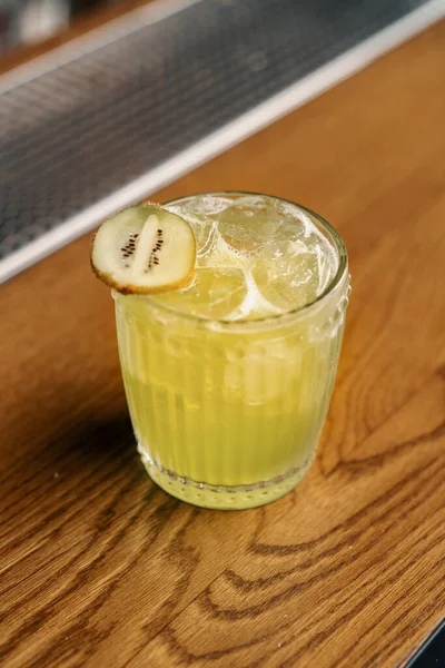 Närbild Färdiga Läckra Alkoholhaltiga Cocktail Apple Smash Med Kiwi Står — Stockfoto