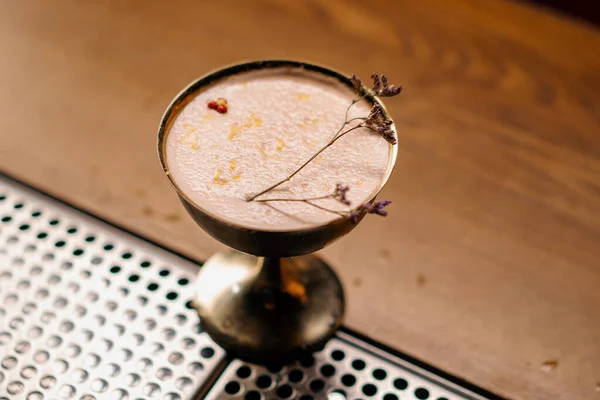 Een Heerlijke Vers Bereide Gestoofde Fruitcocktail Prachtig Glas Staat Bar — Stockfoto