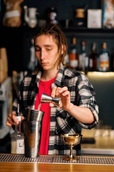 Deneyimli Bir Barmen Bir Zencinin Yardımıyla Bir Içeceğe Sıvı Doldurur — Stok fotoğraf