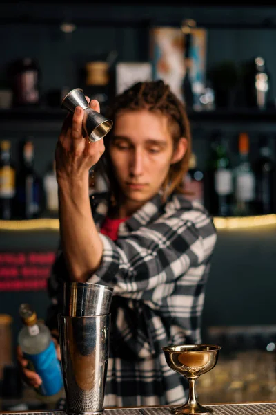 Camarero Experimentado Vierte Líquido Una Coctelera Con Ayuda Jigger Prepara — Foto de Stock