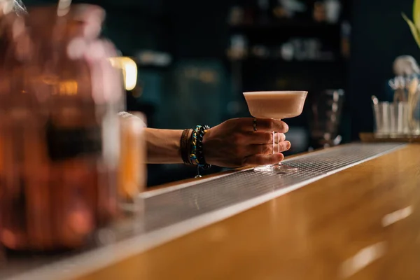 Elinde Hazır Lezzetli Dut Klübü Kokteyli Tutan Bir Bar Konuğunun — Stok fotoğraf