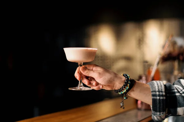 Primer Plano Invitado Bar Sosteniendo Preparado Sabroso Cóctel Alcohólico Club —  Fotos de Stock