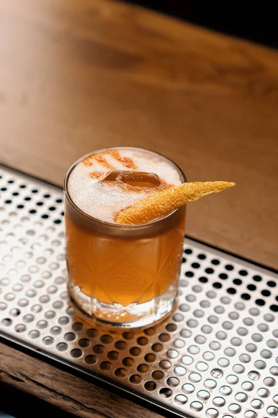 Närbild Den Färdiga Goda Alkoholhaltiga Cocktail Persika Sura Står Baren — Stockfoto