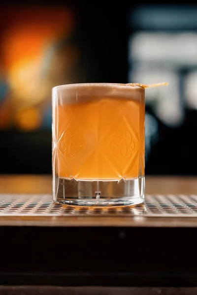 Ένα Κοντινό Πλάνο Από Έτοιμα Νόστιμα Αλκοολούχα Κοκτέιλ Ροδάκινο Ξινή — Φωτογραφία Αρχείου