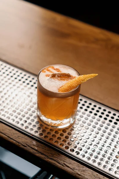 Eine Nahaufnahme Des Fertig Zubereiteten Köstlichen Alkoholischen Cocktails Pfirsich Sour — Stockfoto