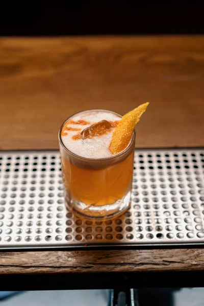 Eine Nahaufnahme Des Fertig Zubereiteten Köstlichen Alkoholischen Cocktails Pfirsich Sour — Stockfoto
