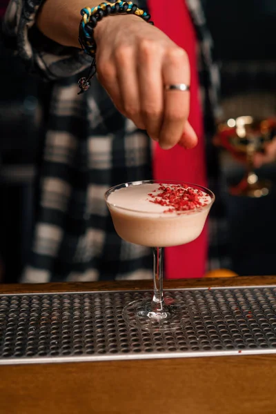 Der Barkeeper Bereitet Einen Milchpunsch Cocktail Und Legt Gehackte Himbeeren — Stockfoto