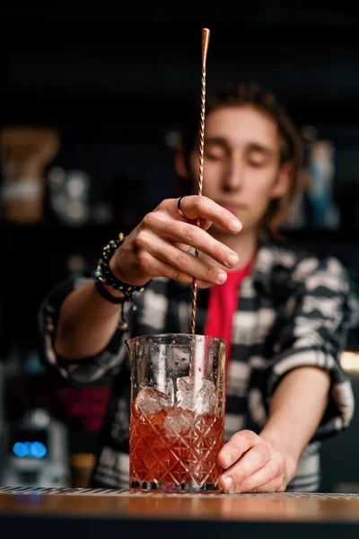 Camarero Experimentado Revuelve Cóctel Alcohólico Negroni Con Cubos Hielo Cristal —  Fotos de Stock