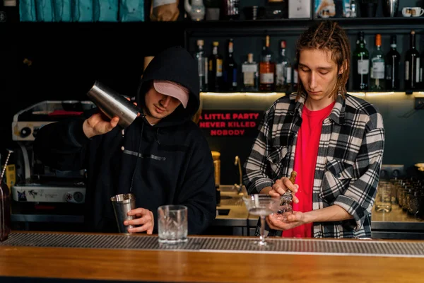 Dos Camareros Jóvenes Preparando Cócteles Alcohólicos Bar Mezclando Ingredientes Trabajando — Foto de Stock