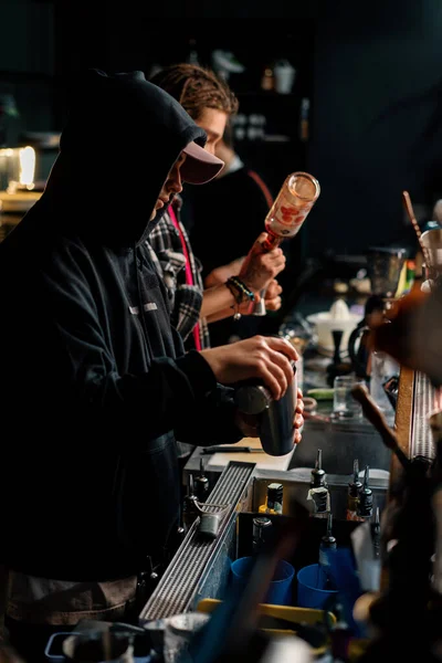 Twee Jonge Barkeepers Bereiden Alcoholische Cocktails Aan Bar Mengen Ingrediënten — Stockfoto