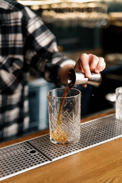 Ein Barkeeper Gießt Starken Alkohol Aus Einem Stahl Rührwerk Ein — Stockfoto