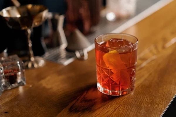 Hazır Nefis Alkollü Kokteylin Yakın Çekimi Negroni Barda Duruyor Misafirini — Stok fotoğraf