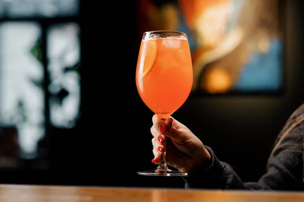 Cliente Restaurante Bar Está Segurando Delicioso Cocktail Spritz Aperol Sua — Fotografia de Stock
