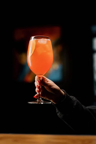 Ein Kunde Einer Restaurant Bar Hält Köstlichen Aperol Spritz Cocktail — Stockfoto