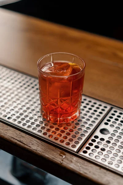 Een Close Van Kant Klare Heerlijke Alcoholische Cocktail Negroni Staat — Stockfoto