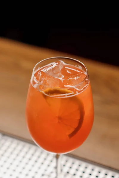 Läcker Aperol Spritz Cocktail Stående Bardisken Restaurang Bar Väntar Servitör — Stockfoto