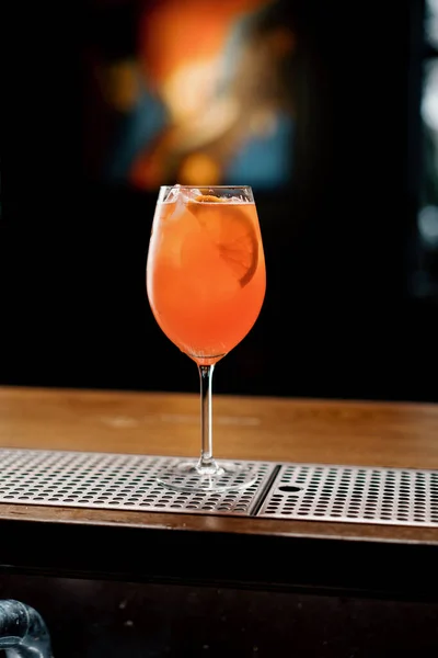Köstlicher Aperol Spritz Cocktail Steht Auf Der Theke Der Restaurantbar — Stockfoto